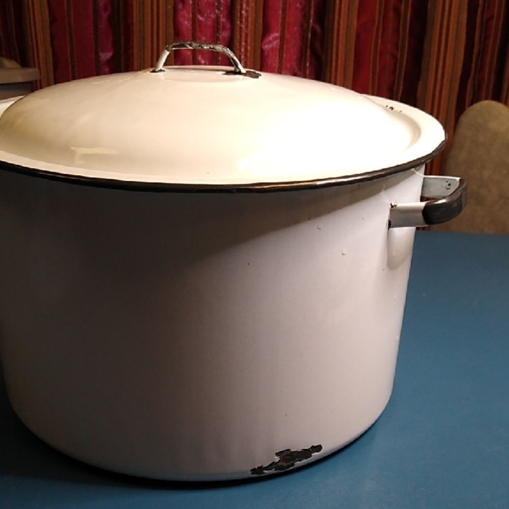 White Enamel Stock Pot Cottagecore Grandmacore Countrycore